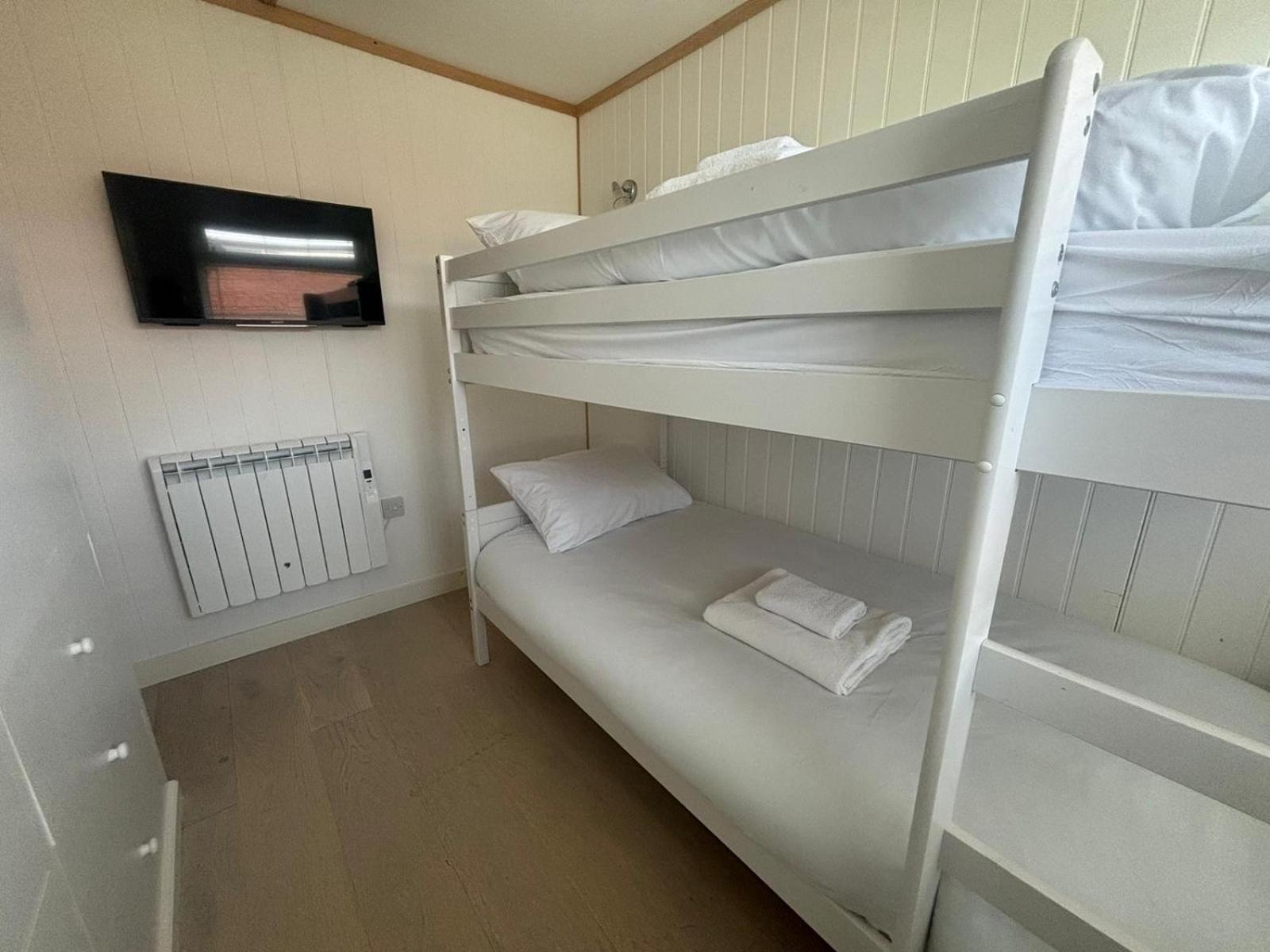 Beautifully Appointed 2 Storey Chalet With Access To Outdoor Swimming Pool - 5 Minute Stroll To Miles Of Sandy Beach - Near To The Norfolk Broads & Great Yarmouth Scratby Exterior foto