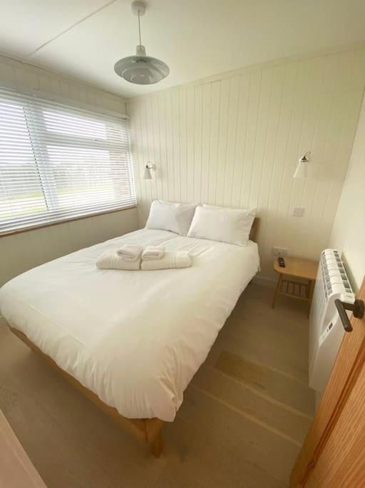 Beautifully Appointed 2 Storey Chalet With Access To Outdoor Swimming Pool - 5 Minute Stroll To Miles Of Sandy Beach - Near To The Norfolk Broads & Great Yarmouth Scratby Exterior foto